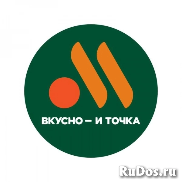 Сотрудник предприятия быстрого питания фото