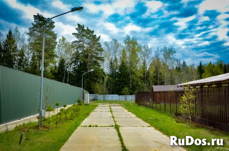 Ровный участок рядом с водой фотка