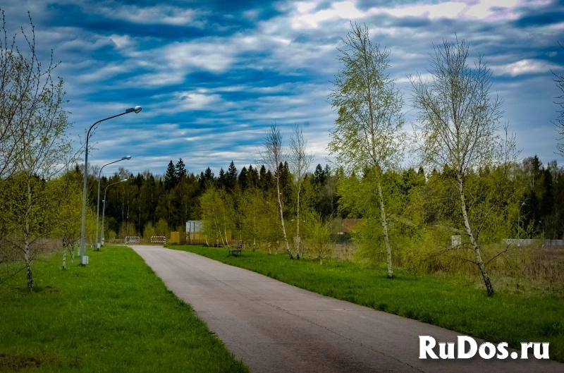 Ровный участок рядом с водой фото