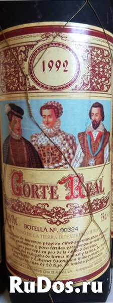 Бутылка вина "Королевский Двор" 1992 года для коллекции фотка