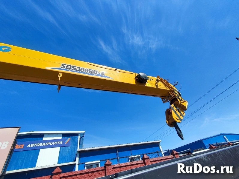 Грузовик бортовой HOWO ZZ5257JSQN584GE1 колесной формулы 6х4 с КМУ XCMG SQS300 изображение 7