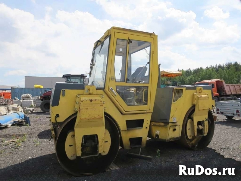 Асфальтовый тандемный каток Bomag 144 8,5 т, разрезные вальцы фото