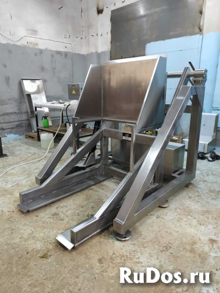 Подъемники-опрокидыватели для чан-тележек (чебурашек) изображение 3