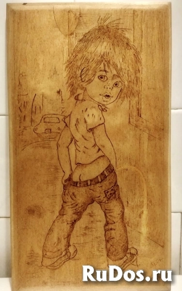 Панно деревянное декоративное - Писающий мальчик. фото
