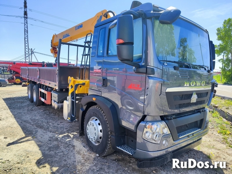 Грузовик бортовой HOWO ZZ5257JSQN584GE1 колесной формулы 6х4 с КМУ XCMG SQS300 фото