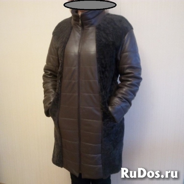 Женское, зимнее, кожаное пальто с натуральным мехом ягненка. фото