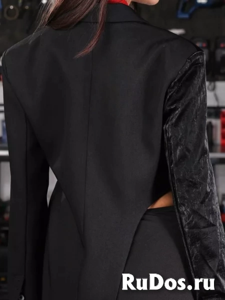 Пиджак темный асимметричный с кожаными вставками изображение 4