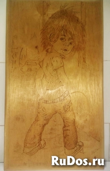 Панно деревянное декоративное - Писающий мальчик. фотка