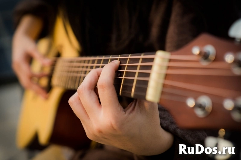 Обучение игре на гитаре (дистанционно) фото