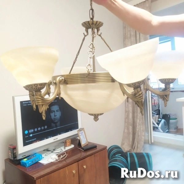 Продаётся красивая люстра для освещения большой комнаты фото