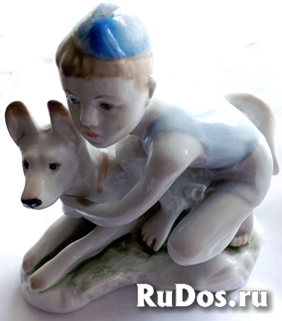 Фарфоровая статуэтка мальчик с собакой. фото