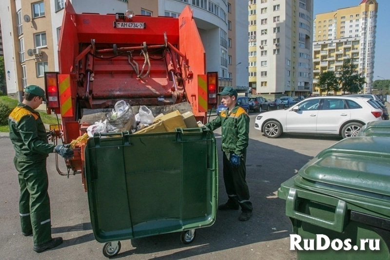 Грузчики на мусоровоз фото