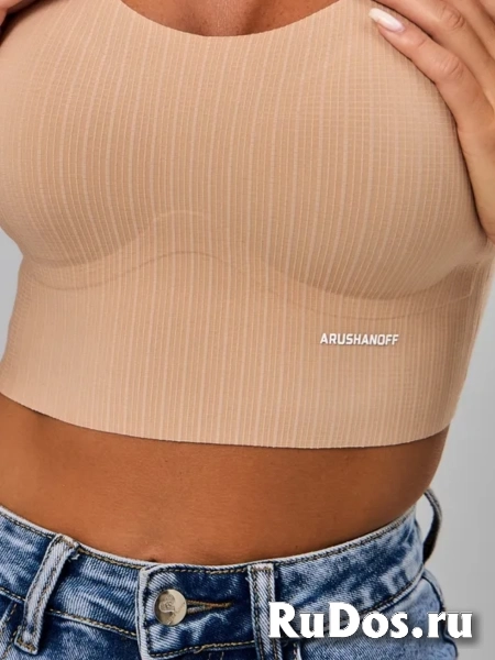 Топ женский бесшовный укороченный на лямках с чашками изображение 7