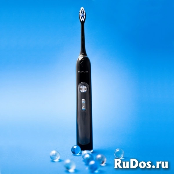 Черная электрическая зубная щетка Revyline RL 010 с 3 насадками фото
