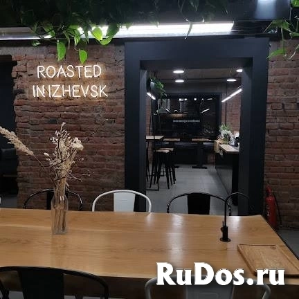 Продавец в кофейне Продавец в кофейне фото