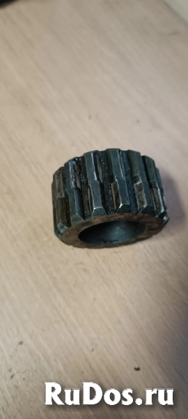 Вал редуктора главного насоса Hitachi 3065962 фотка