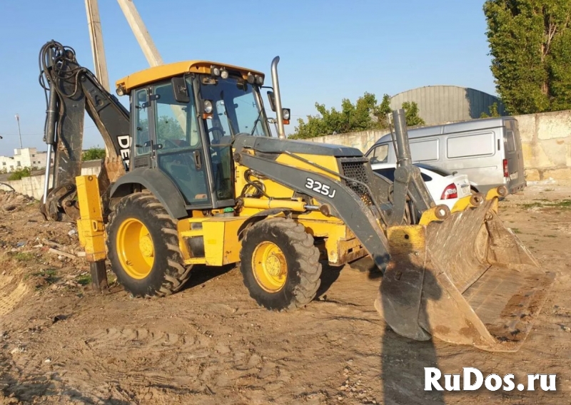 Экскаватор-погрузчик John Deere 325J фотка