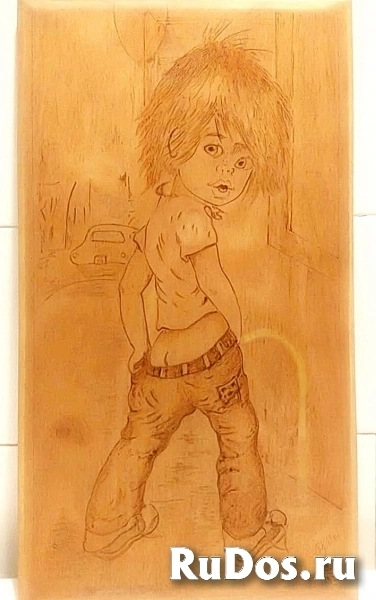 Панно деревянное декоративное - Писающий мальчик. изображение 3