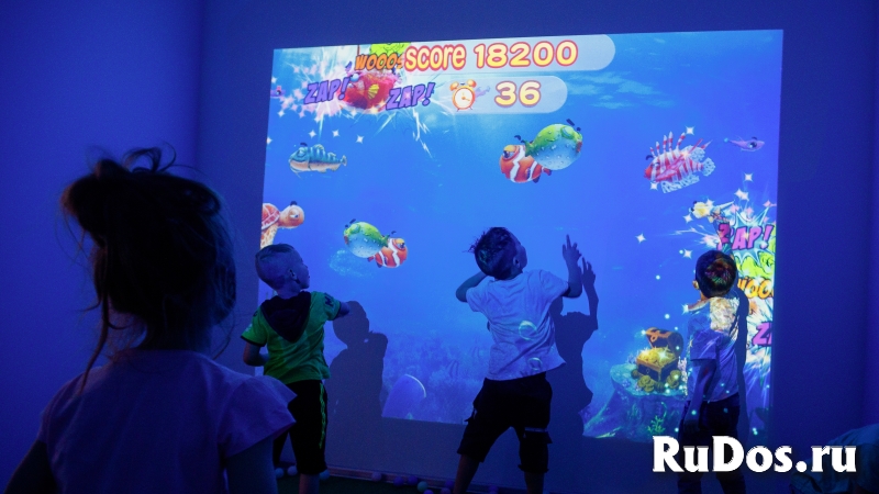 Детская интерактивная игровая стена фото