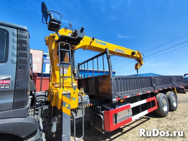 Грузовик бортовой HOWO ZZ5257JSQN584GE1 колесной формулы 6х4 с КМУ XCMG SQS300 изображение 11