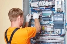 Услуги электрика выезд на дом картинка из объявления
