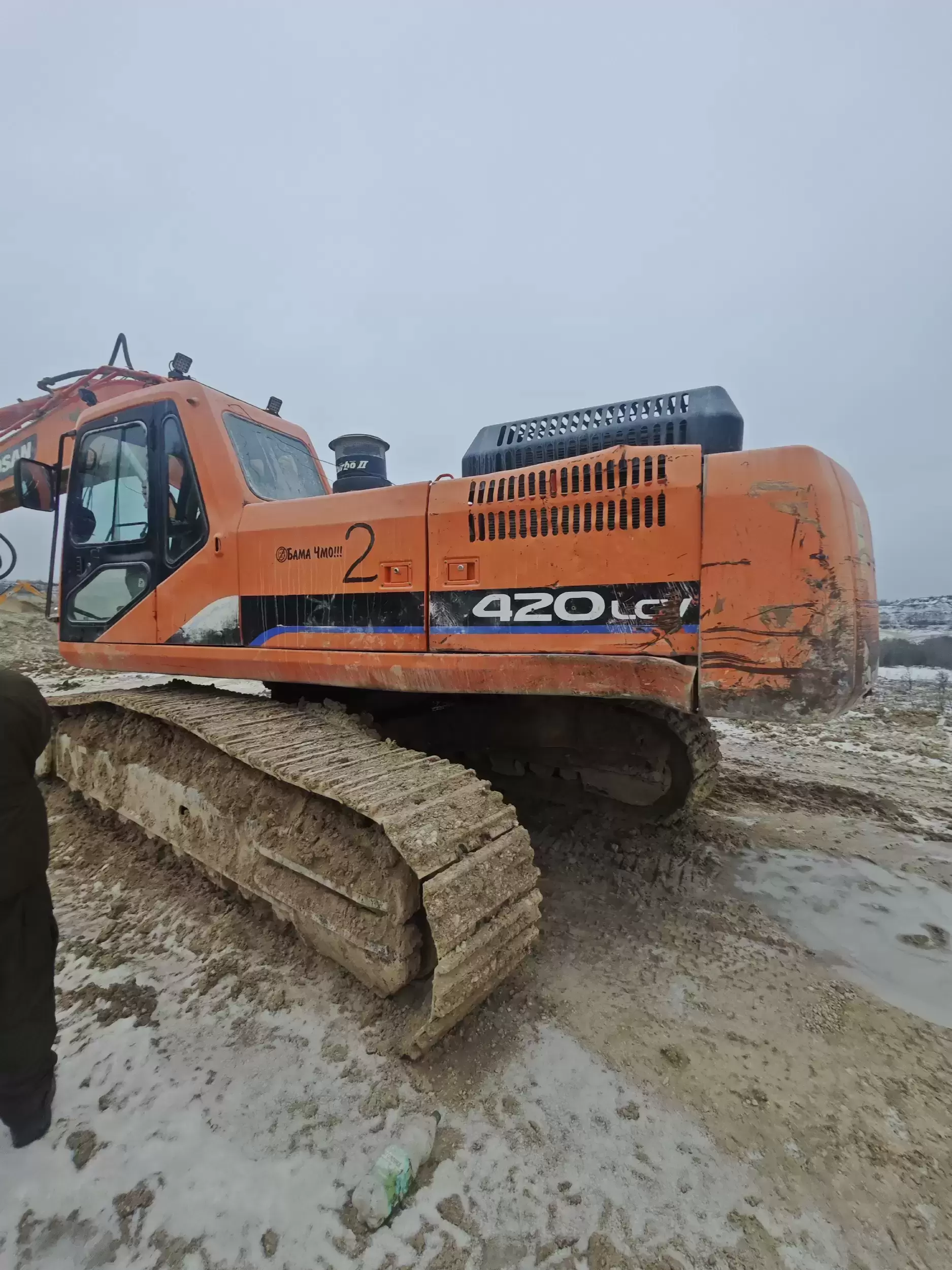 Экскаватор гусеничный DOOSAN Daewoo SOLAR 420 LC-V полноповоротный б/у продаём с НДС в объявлении 3 фото Экскаватор гусеничный DOOSAN Daewoo SOLAR 420 LC-V полноповоротный б/у продаём с НДС картинка из объявления