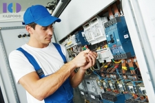 Электромонтёр по ремонту и обслуживанию электрооборудования картинка из объявления