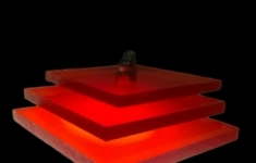 Поликарбонат монолитный красный 5мм 2050х3050мм картинка из объявления