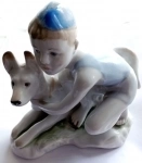 Фарфоровая статуэтка мальчик с собакой. картинка из объявления
