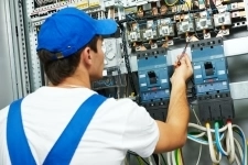 Электромонтер по ремонту и обслуживанию электрооборудования картинка из объявления