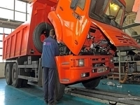 Слесарь по ремонту грузовых автомобилей картинка из объявления